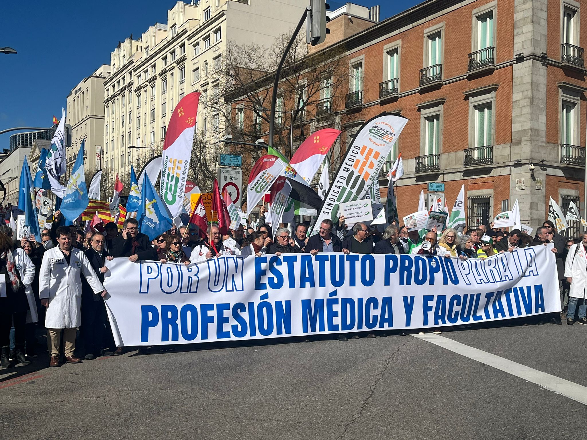 Los médicos de toda España se rebelan contra la ministra Mónica García