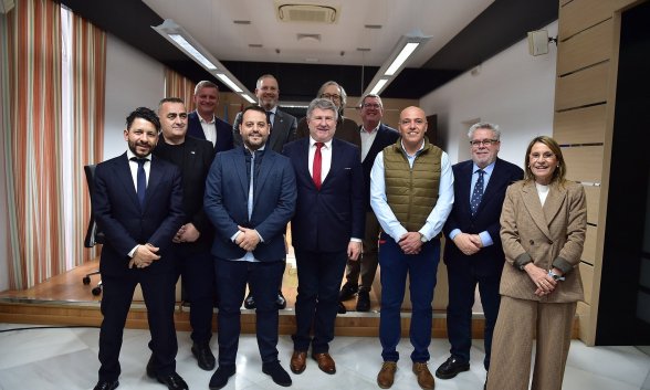 Representantes de la plataforma 'Sí a Almaraz, Sí al Futuro' con eurodiputados