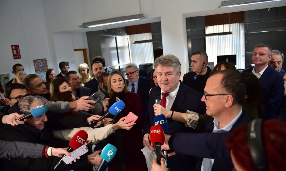  El jefe de la delegación europea, el eurodiputado Bogdan Rzońca, con María Guardiola, presidenta en funciones de Extremadura, ante los medios
