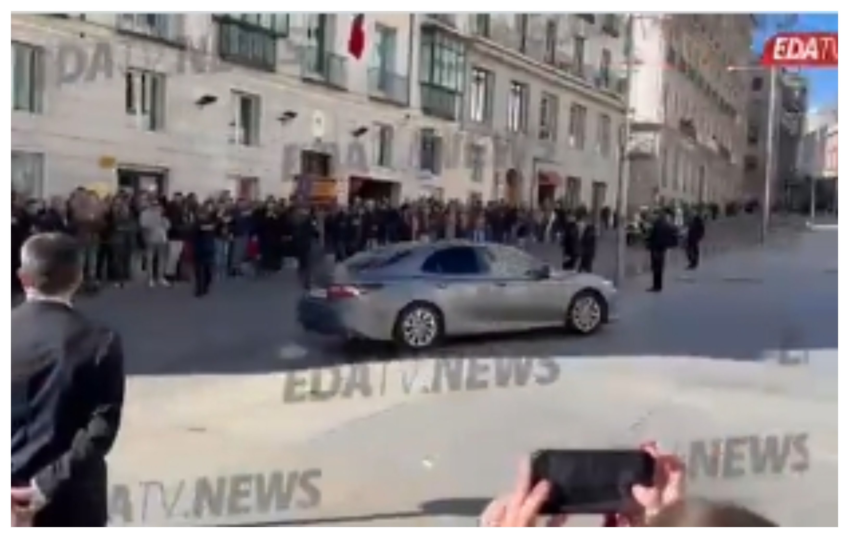 "¡Fuera! ¡Traidor! ¡Cobarde! ¡No te queremos!", la 'calurosa' acogida del pueblo a Sánchez, a su llegada al Congreso