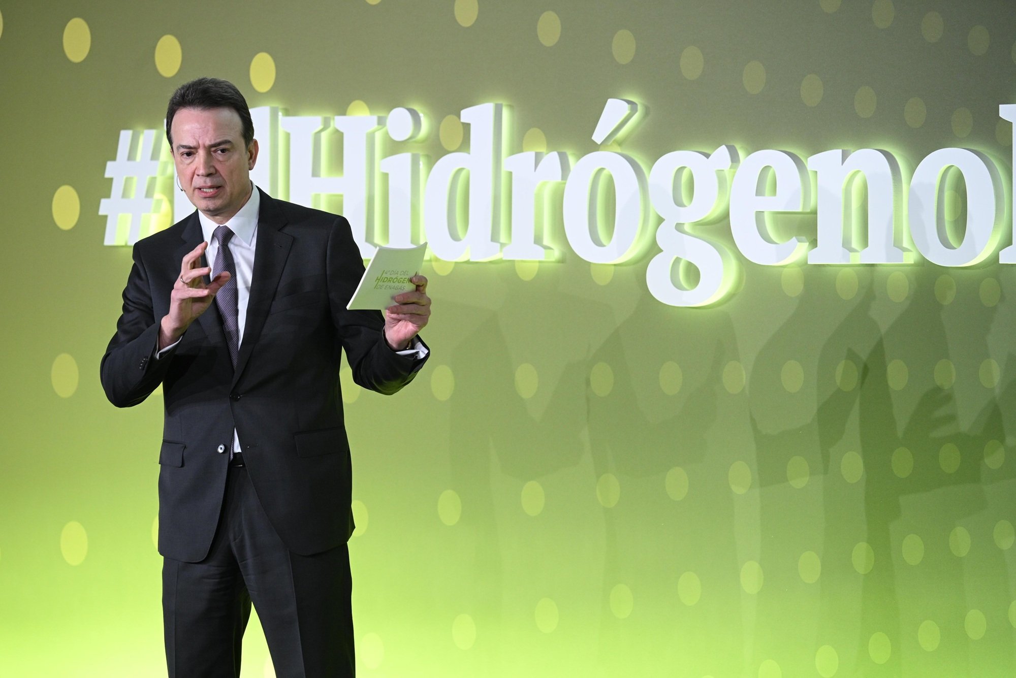 Enagás cierra 2025 con más ingresos y beneficio, pero este último ha dependido demasiado de las plusvalías de vender activos... Y el CEO, Arturo Gonzalo, insiste en la ruina del transporte del hidrógeno verde