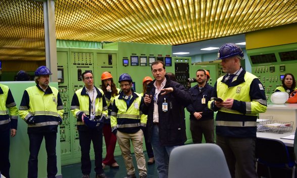 Europarlamentarios visitando el simulador de la Sala de Control de la central nuclear de Almaraz y escuchando las explicaciones de Manuel Carreño, jefe de turno de la central