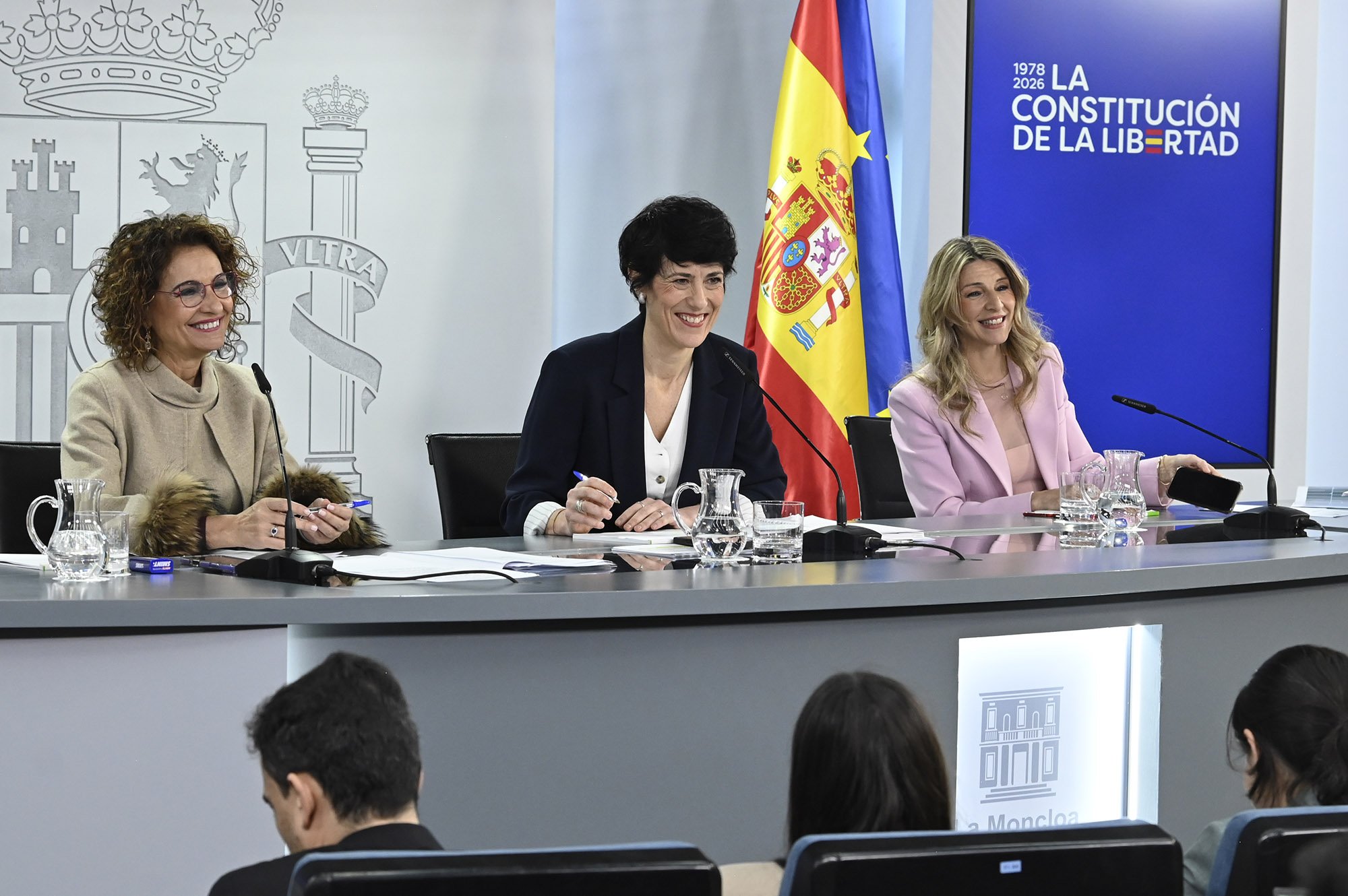 A la ministra portavoz, Elma Saiz -no te saludo para no comprometerme- le acompañan la más embaucadora de todo el Gabinete, la vicepresidente primera, Marisu Montero y la más pedante, vicepresidente segunda, Yolanda Díaz