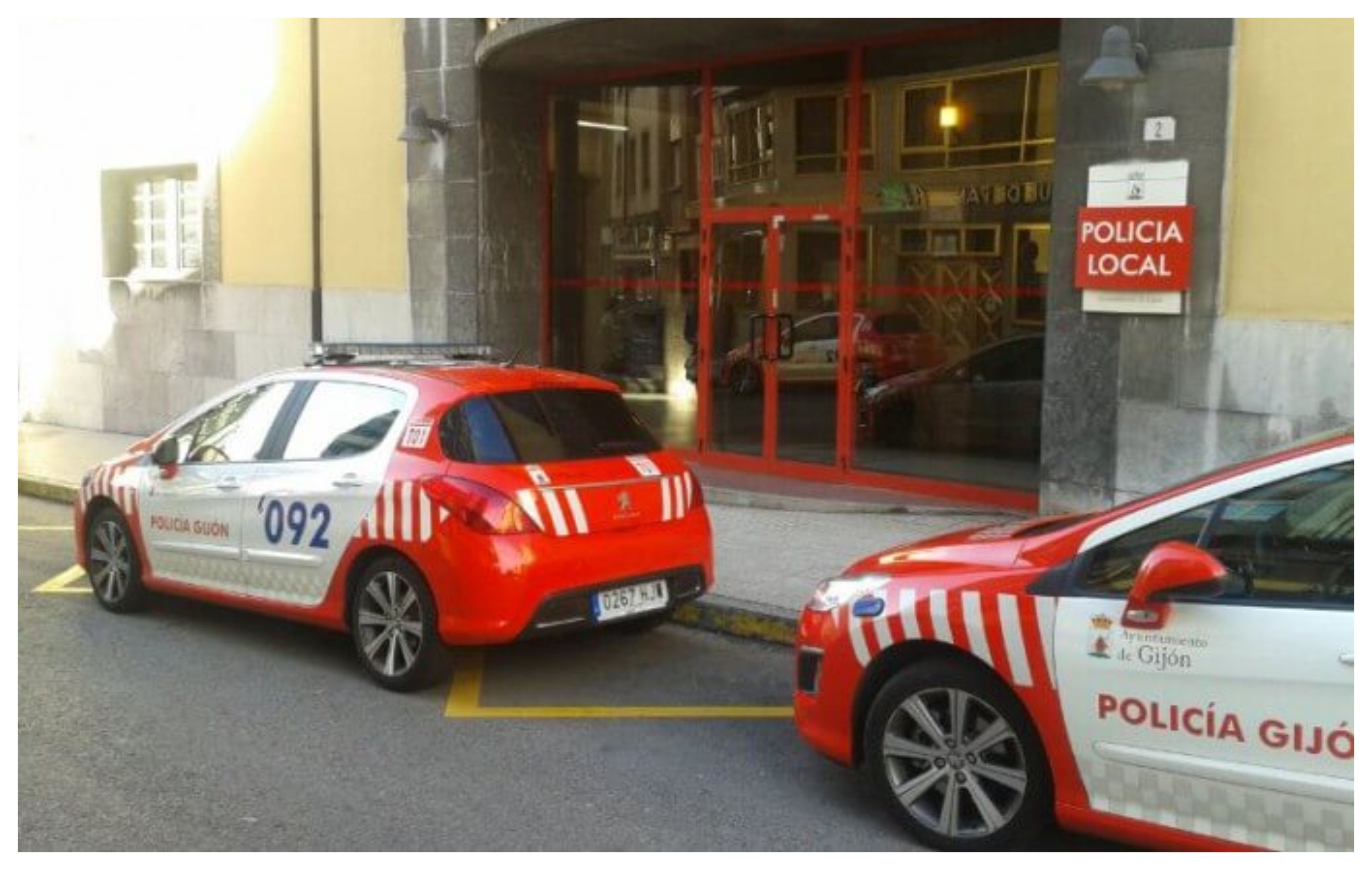 Tras salir de los calabozos de los juzgados de la ciudad asturiana, un inmigrante argelino, roba en un coche aparcado justo delante