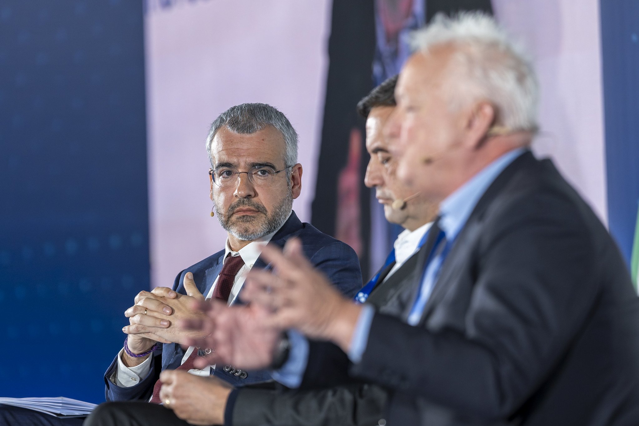 Lucena propone ahora subir las tasas aeroportuarias para el periodo 2027-2031, tras hacerlo para este año... algo que no gusta nada a las aerolíneas (en la imagen, los consejeros delegados de TAP y Ryanair, Luis Rodrigues y Eddie Wilson, respectivamente) / Foto: Pablo Moreno Lucena propone ahora subir las tasas aeroportuarias para el periodo 2027-2031, tras hacerlo para este año... algo que no gusta nada a las aerolíneas (en la imagen, los consejeros delegados de TAP y Ryanair, Luis Rodrigues y Eddie Wilson, respectivamente) / Foto: Pablo Moreno