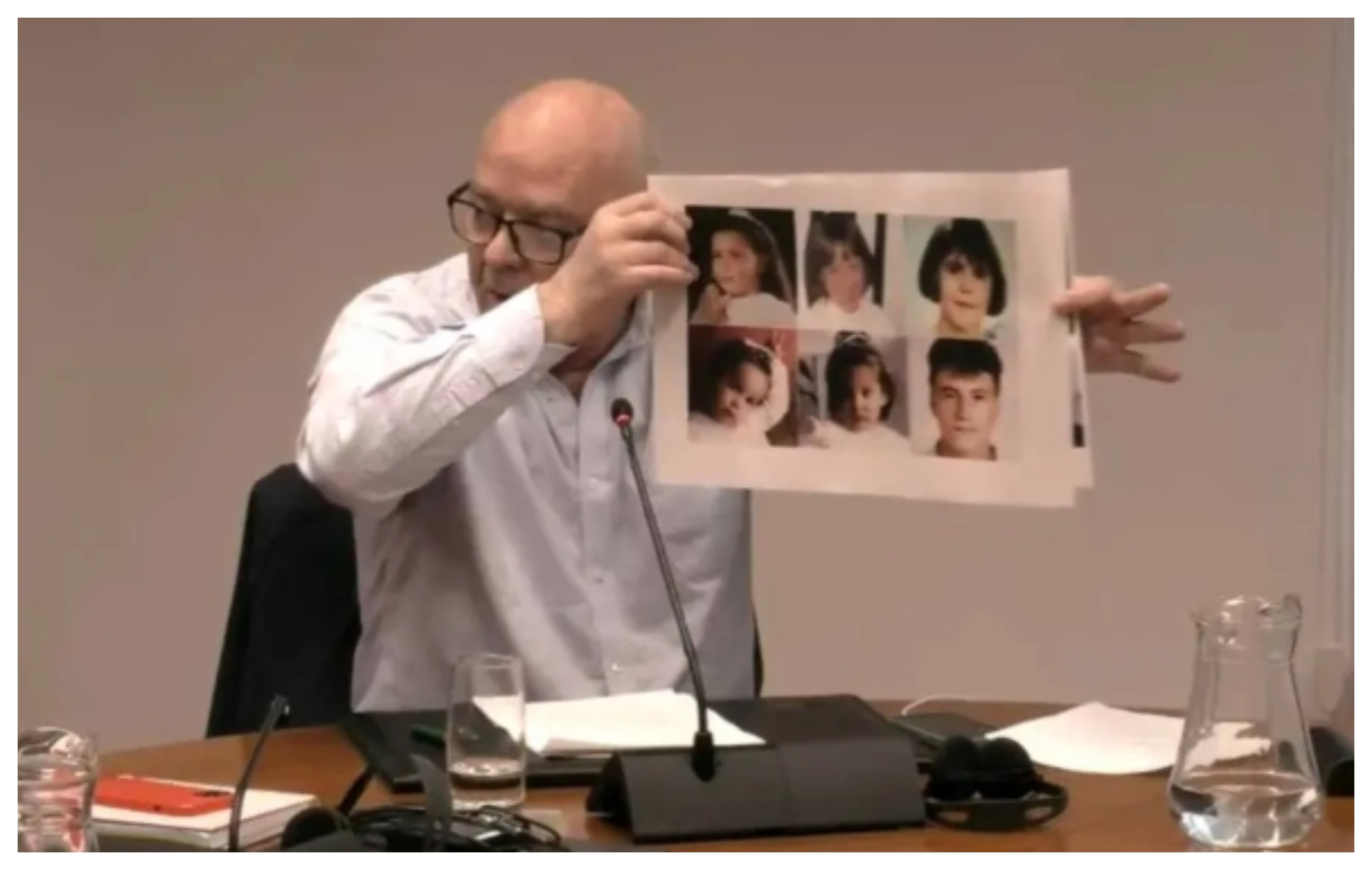En su turno, Emilio Jiménez (Vox), ha enseñado en la comisión varias fotografías de niños asesinados por la banda terrorista ETA, dirigiéndose a la bancada de Bildu