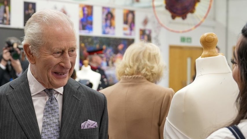 La detención del expríncipe Andrés, lejos de debilitar la figura del rey Carlos III, parece que la ha fortalecido