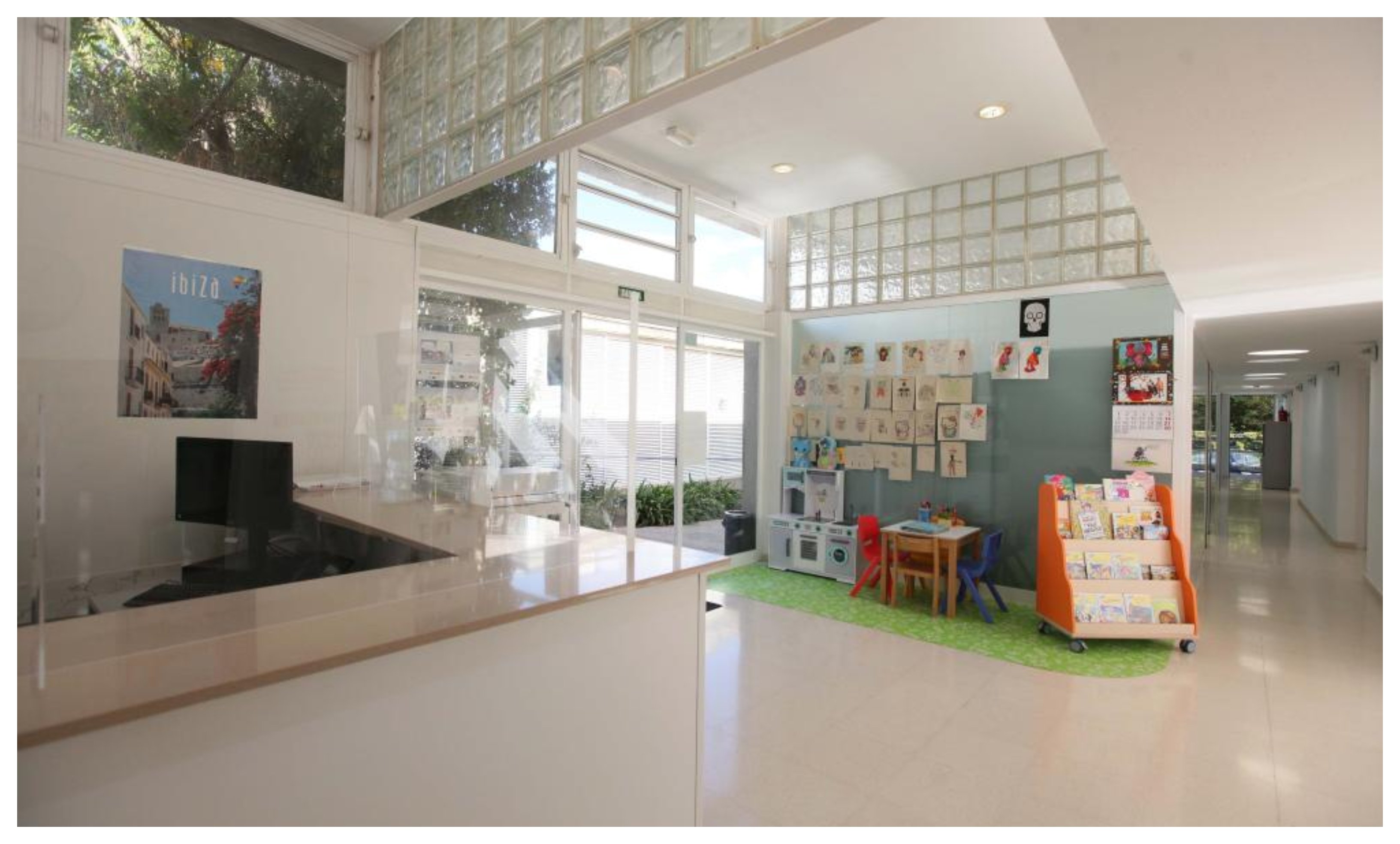 De los 54 menores alojados en el único centro de la isla, ubicado en Sa Coma, 45 disponen de un móvil que trajeron consigo desde su país de origen, Argelia, en la mayoría de los casos