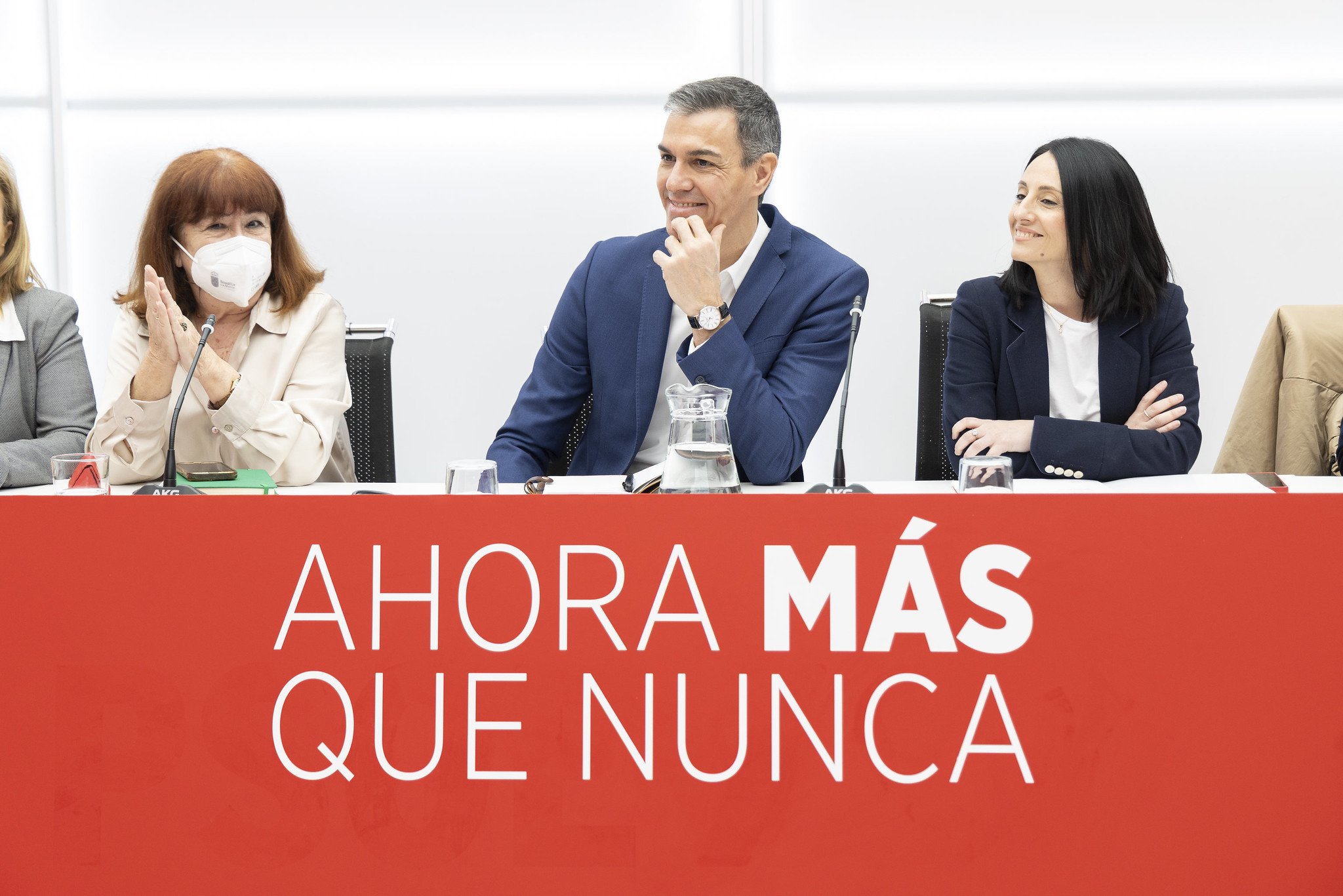 Hemos escuchado a Sánchez decir que la okupación es un bulo, pero sus edificios hay que protegerlos, por si acaso...