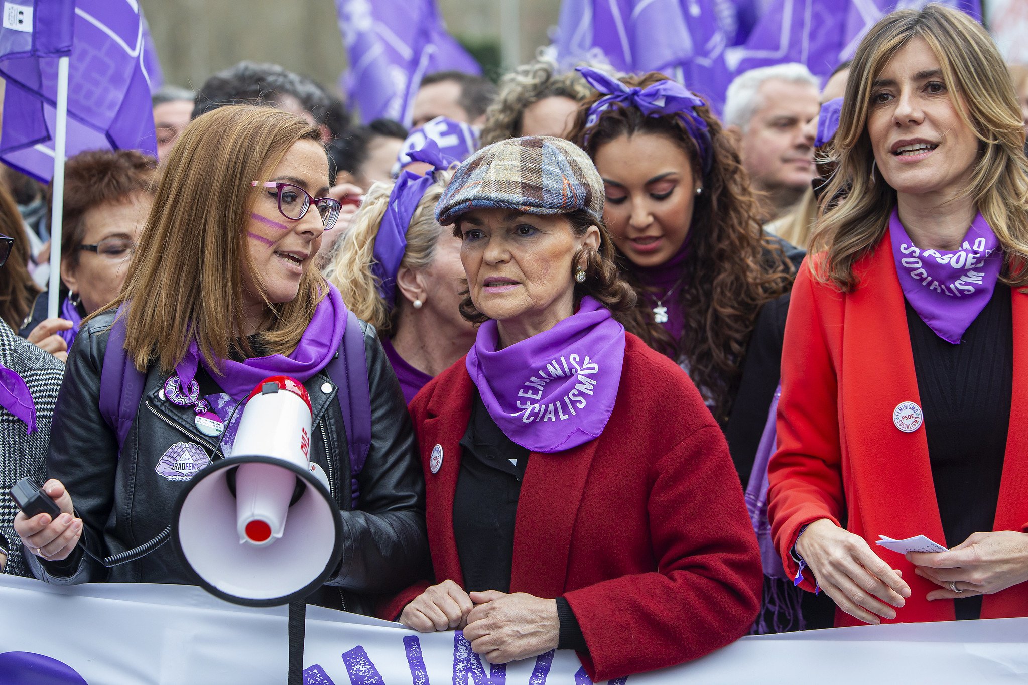 Begoña Gómez (a la izquierda, de rojo), esposa del presidente del Gobierno, investigada por cinco presuntos delitos / Foto: Pablo Moreno