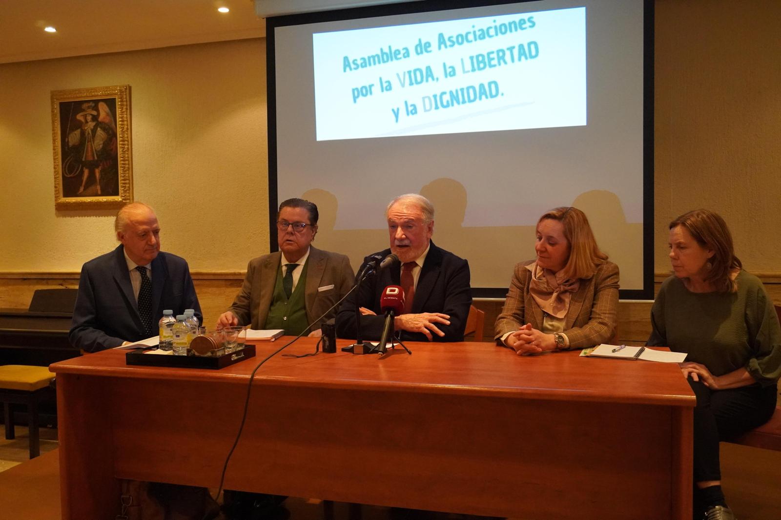 Carmen Sánchez Maíllo, secretaria académica del Instituto CEU de la Familia y miembro de la ACdP, Alicia Latorre, presidenta de la Federación de Asociaciones Provida, el profesor Rémi Brague, el abogado Francisco La Moneda, Jesús Trillo-Figuero, abogado del Estado y Jaime Mayor Oreja, presidente de NEOS, han tomado la palabra