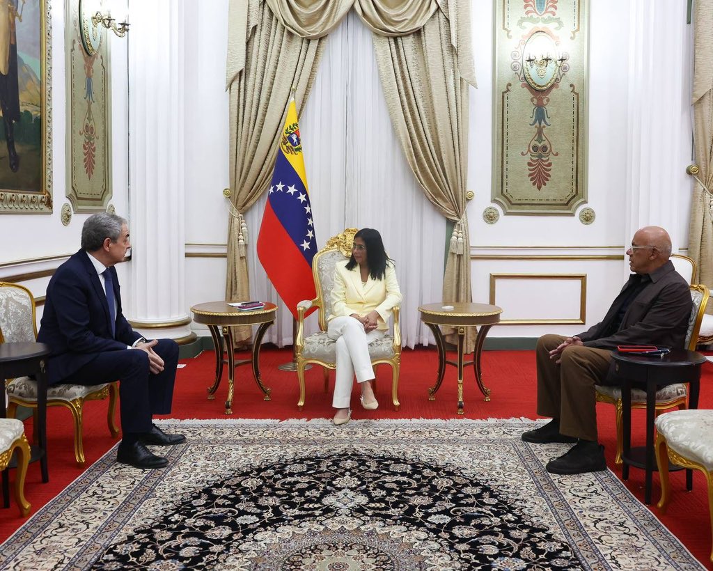 La actual presidenta encargada de Venezuela, Delcy Rodríguez, junto al expresidente español José Luis Rodríguez Zapatero (a la izquierda)