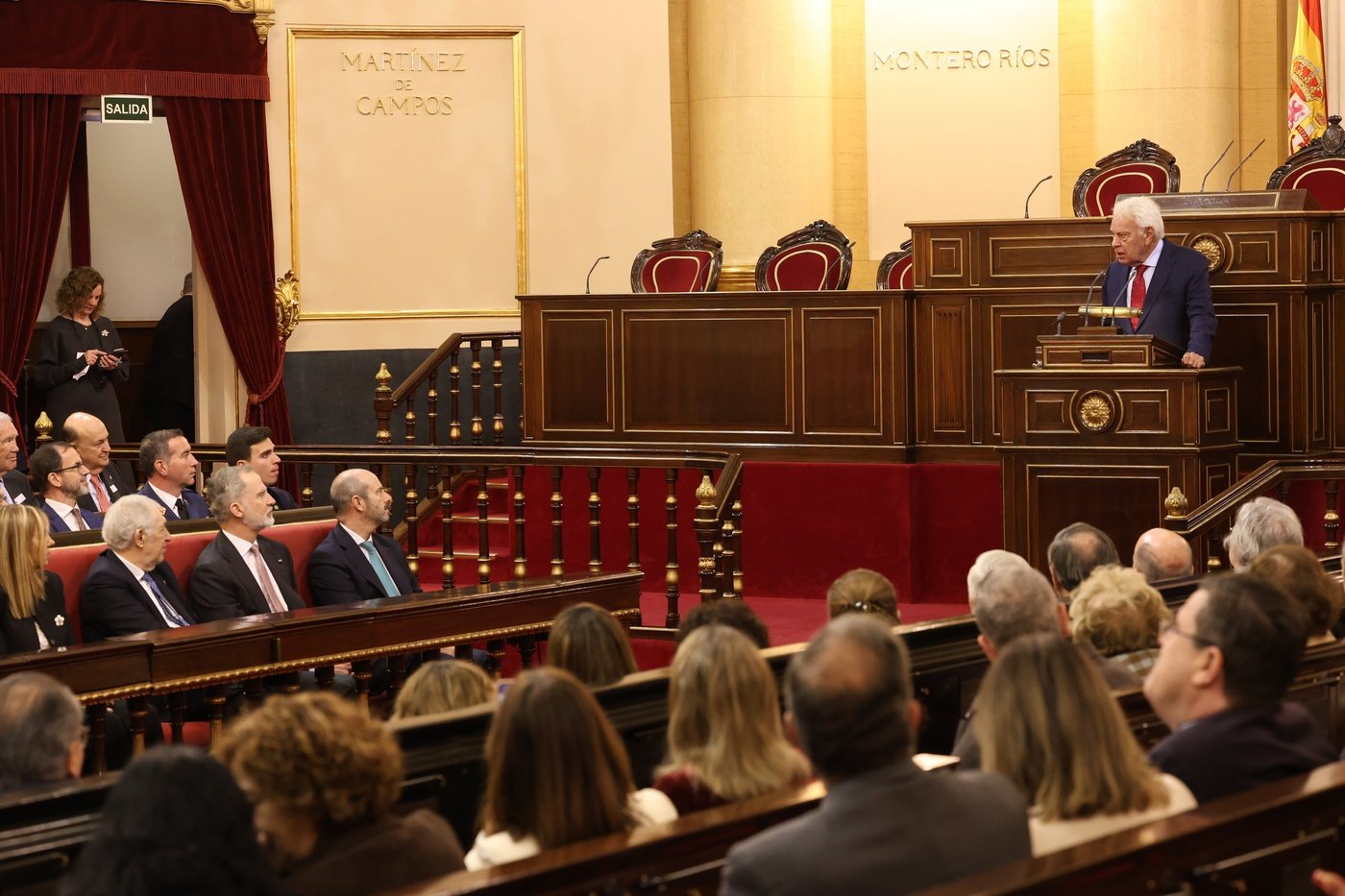 Felipe González, uno de esos jubilados que pretende mantener su derecho a hablar, alaba al Rey Juan Carlos I. Recuerda su papel vital en la llegada de la democracia a España...