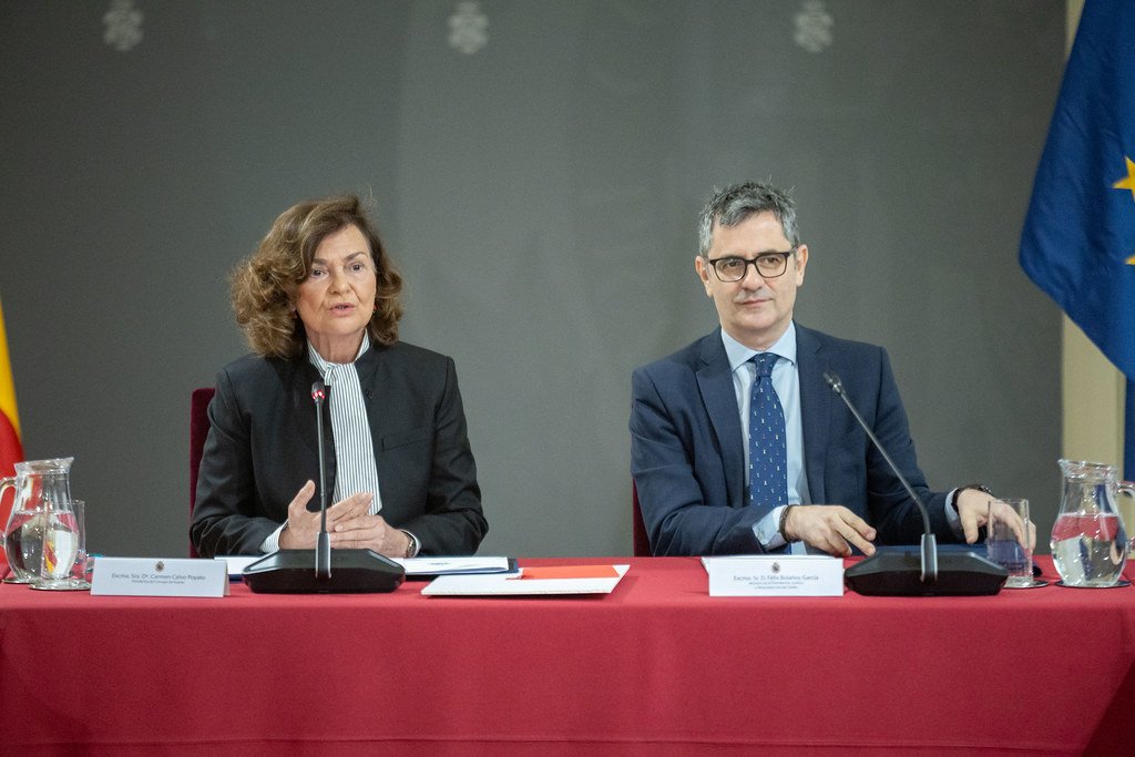 Hasta 15 intervenciones, todas ellas contrarias al texto redactado por Carcedo, han hecho que Calvo hiciera un receso y volviera con un texto modificado que no ha estado exento de polémica