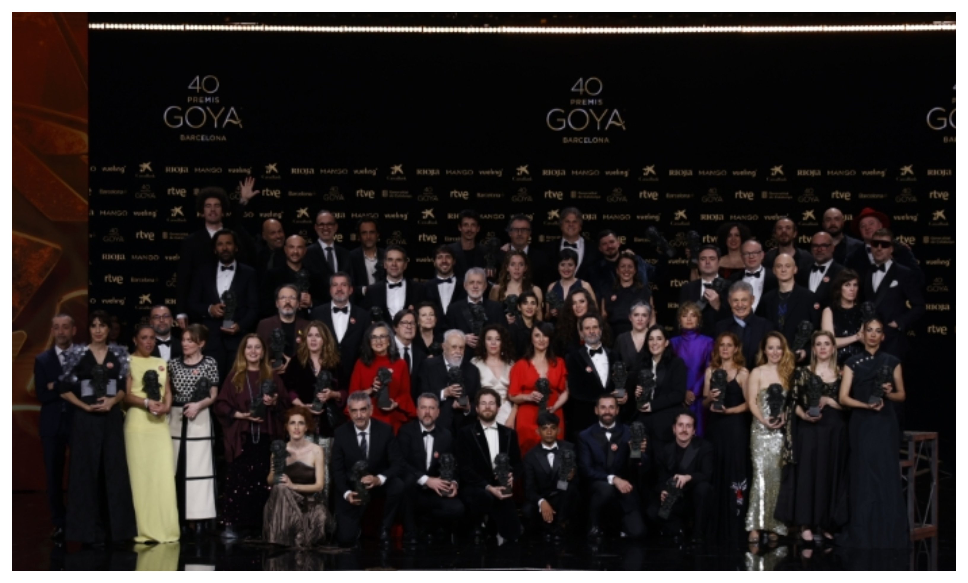 ¿Qué independencia respecto a lo políticamente correcto puede tener un cineasta, un guionista, un actor, que vive de las subvenciones públicas que otorga el Gobierno o de la RTVE que paga el Gobierno?