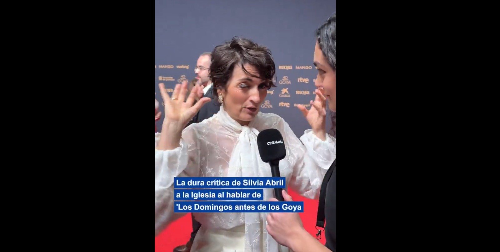 Silvia habla de chiringuitos, porque, como hemos señalado, es coherente, y ve un chiringuito la Iglesia, pero no el programa de su marido y en el que ella misma participa, que se emite en la tele pública