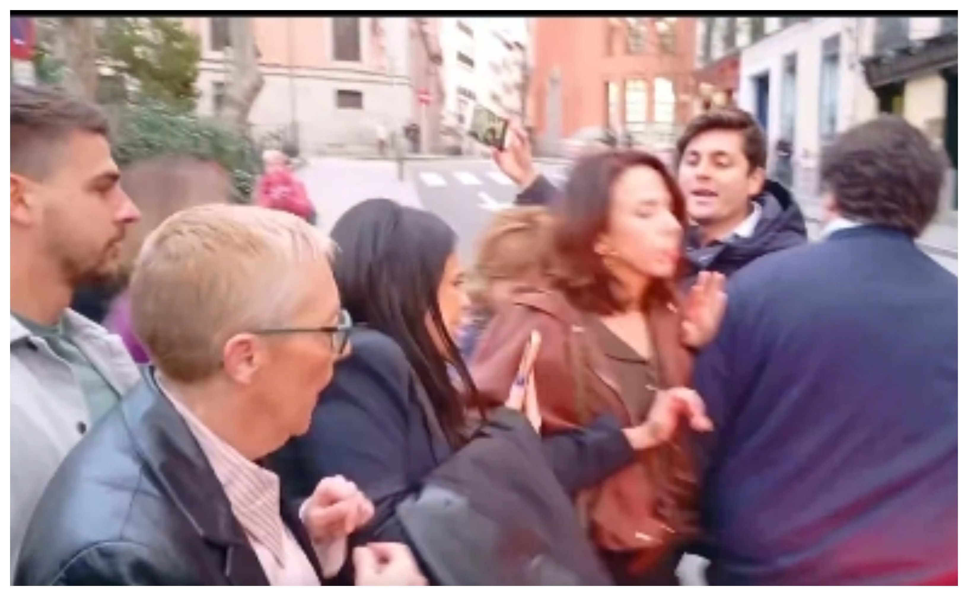 Según la tertuliana lo que sucede en el vídeo -júzguenlo ustedes mismos- ha provocado que "haya tenido que pasar toda la noche con un ataque de ansiedad brutal, el brazo en cabestrillo y los pies llenos de heridas por los pisotones”