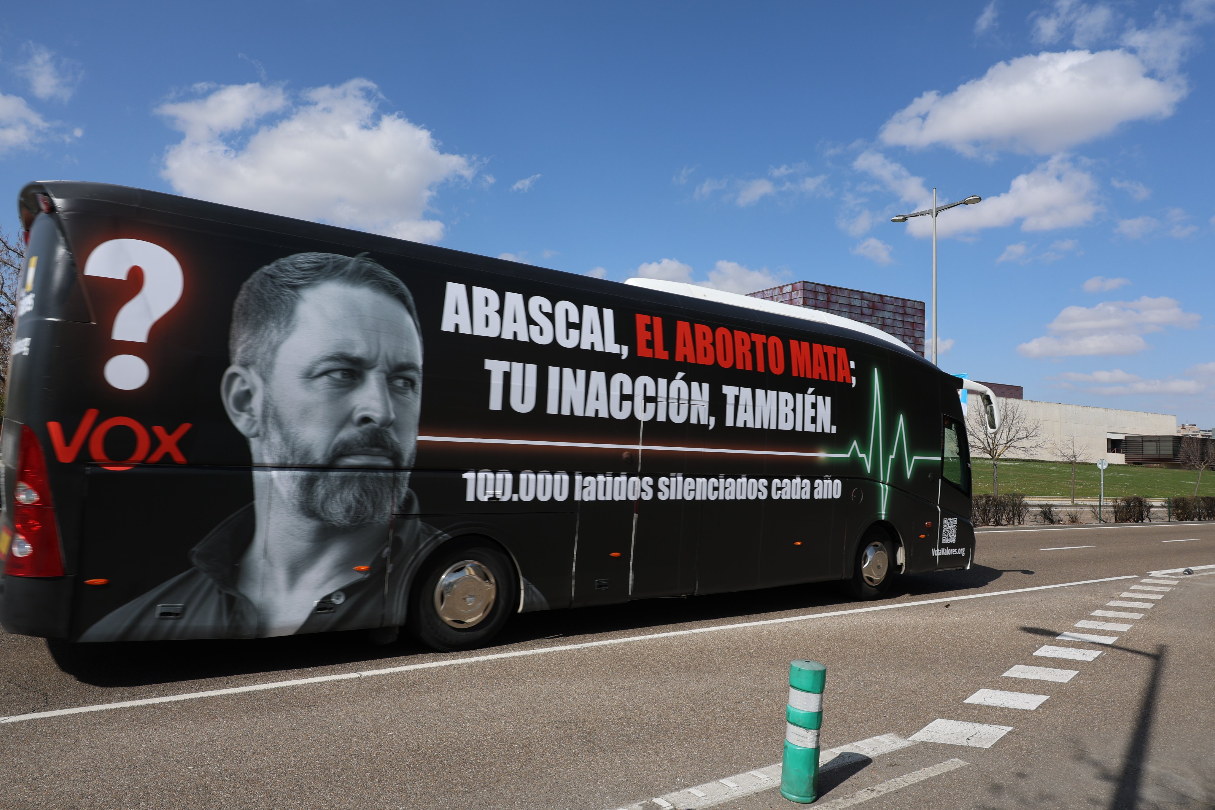 "100.000 latidos silenciados cada año. Abascal, el aborto mata; tu inacción también", la nueva campaña de Hazte Oír
