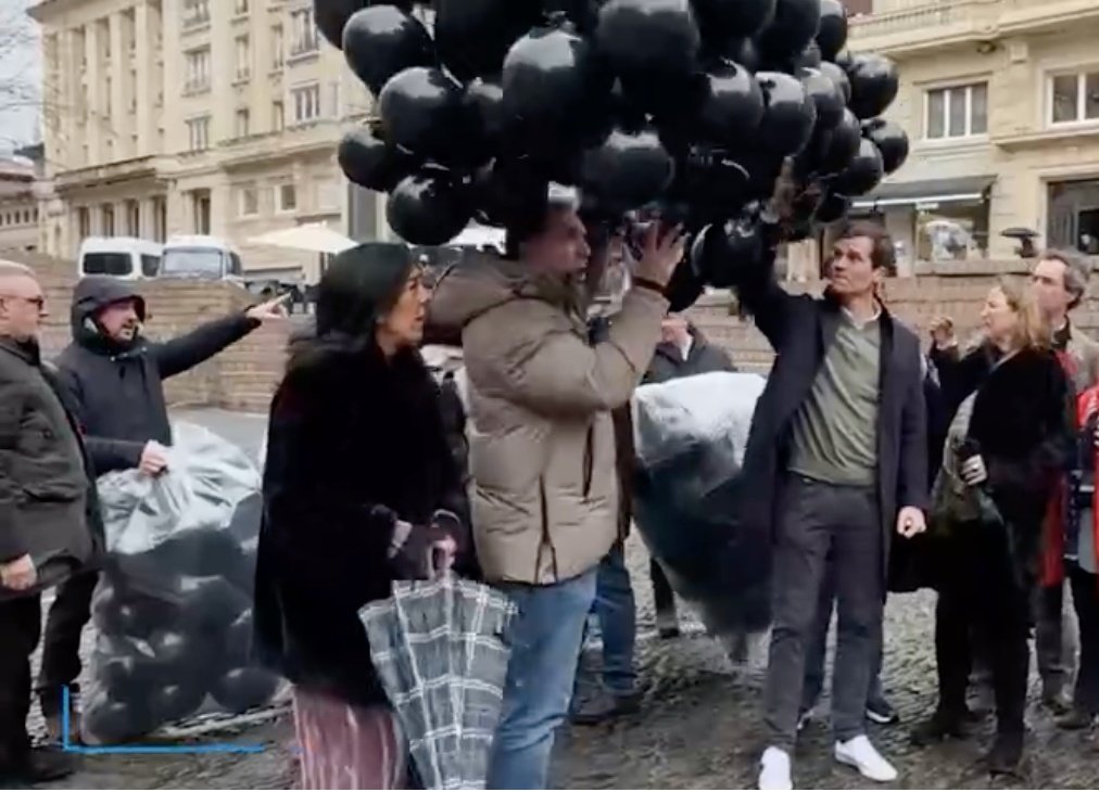 Vox soltó en Vitoria 379 globos para rendir homenaje a las víctimas del terrorismo etarra cuyos crímenes siguen sin resolverse