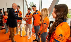 Juan Roig, saludando a deportistas del Proyecto FER