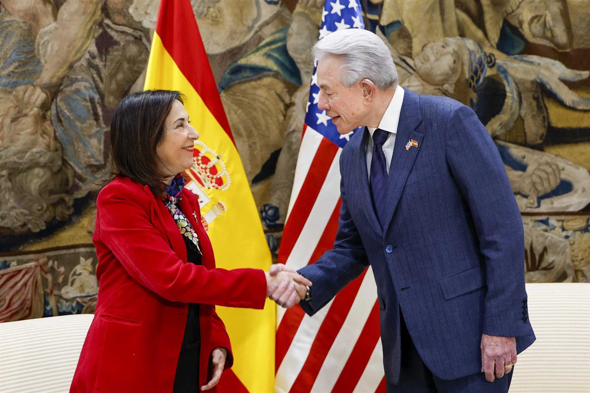 La ministra de Defensa, Margarita Robles, recibe al embajador de EEUU en España, Benjamín León