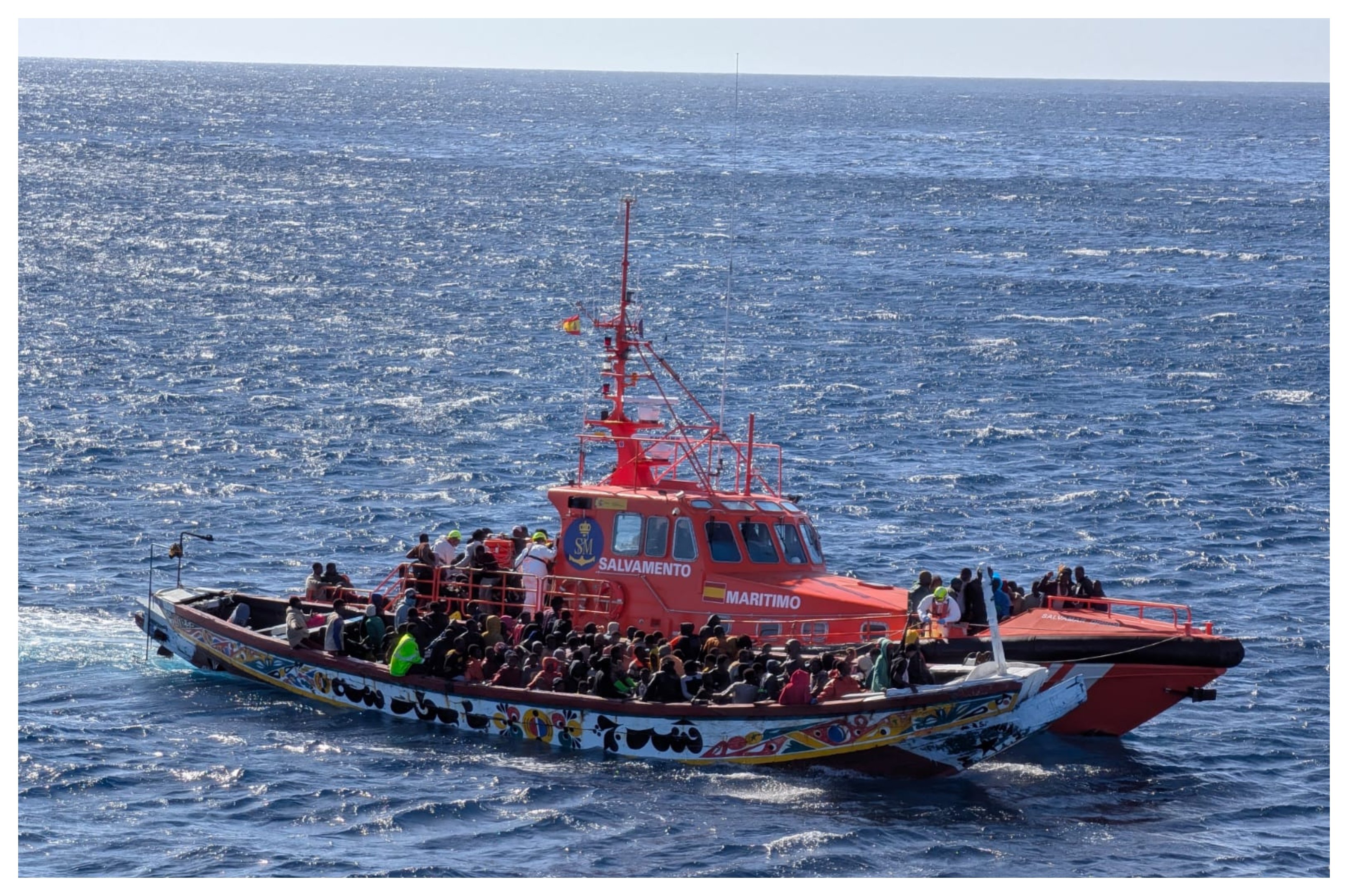 Pero, si se sabe que tienen padres y dónde localizarlos, ¿por qué tiene que tutelarlos el Gobierno de España? Los menores con quien deben estar es con sus padres. ¿O no?