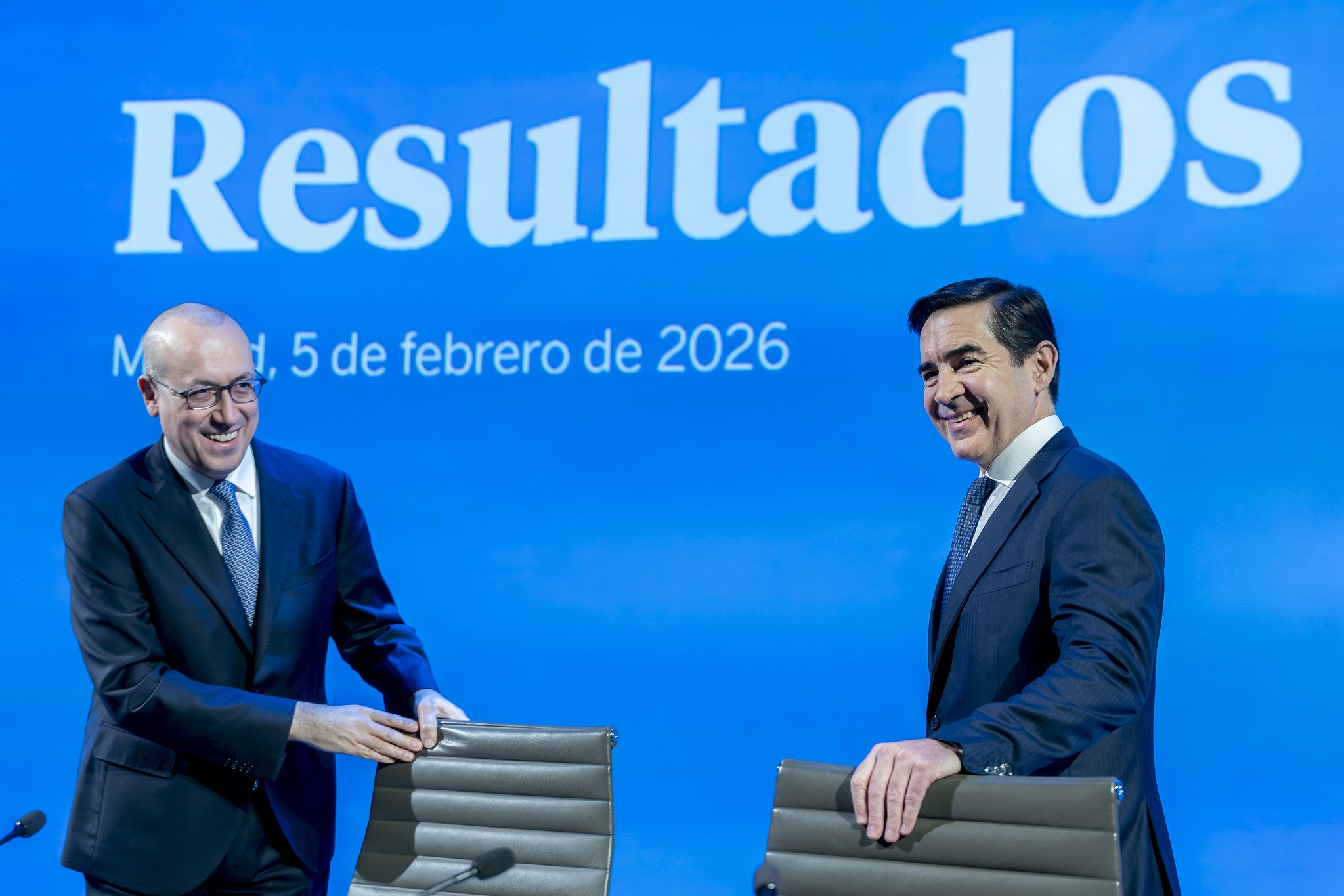 Ni Carlos Torres (derecha) ni Onur Genç mencionaron los dos asuntos más significativos para el banco, tanto del pasado ejercicio (la OPA sobre el Sabadell) como del futuro (el juicio del caso Villarejo) / Foto: Pablo Moreno