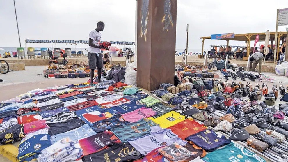 Los vecinos reclaman "más presencia policial, más control del empadronamiento y actuaciones contra el top manta. Y, sobre todo, que haya una clara voluntad política"