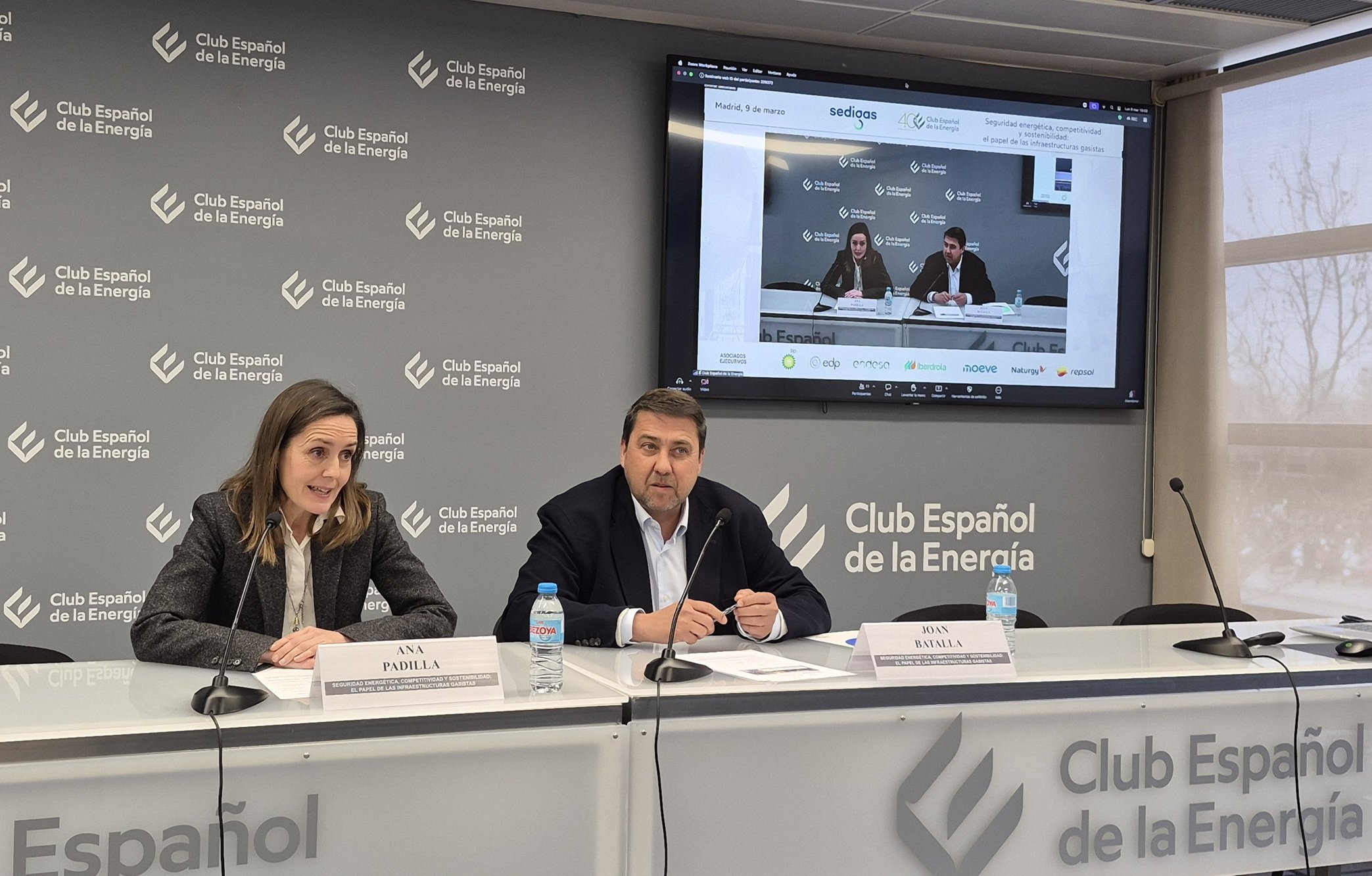 Ana Padilla, coordinadora de la Secretaría Técnica del Club Español de la Energía; y Joan Batalla, presidente de la Asociación Española del Gas (Sedigas)