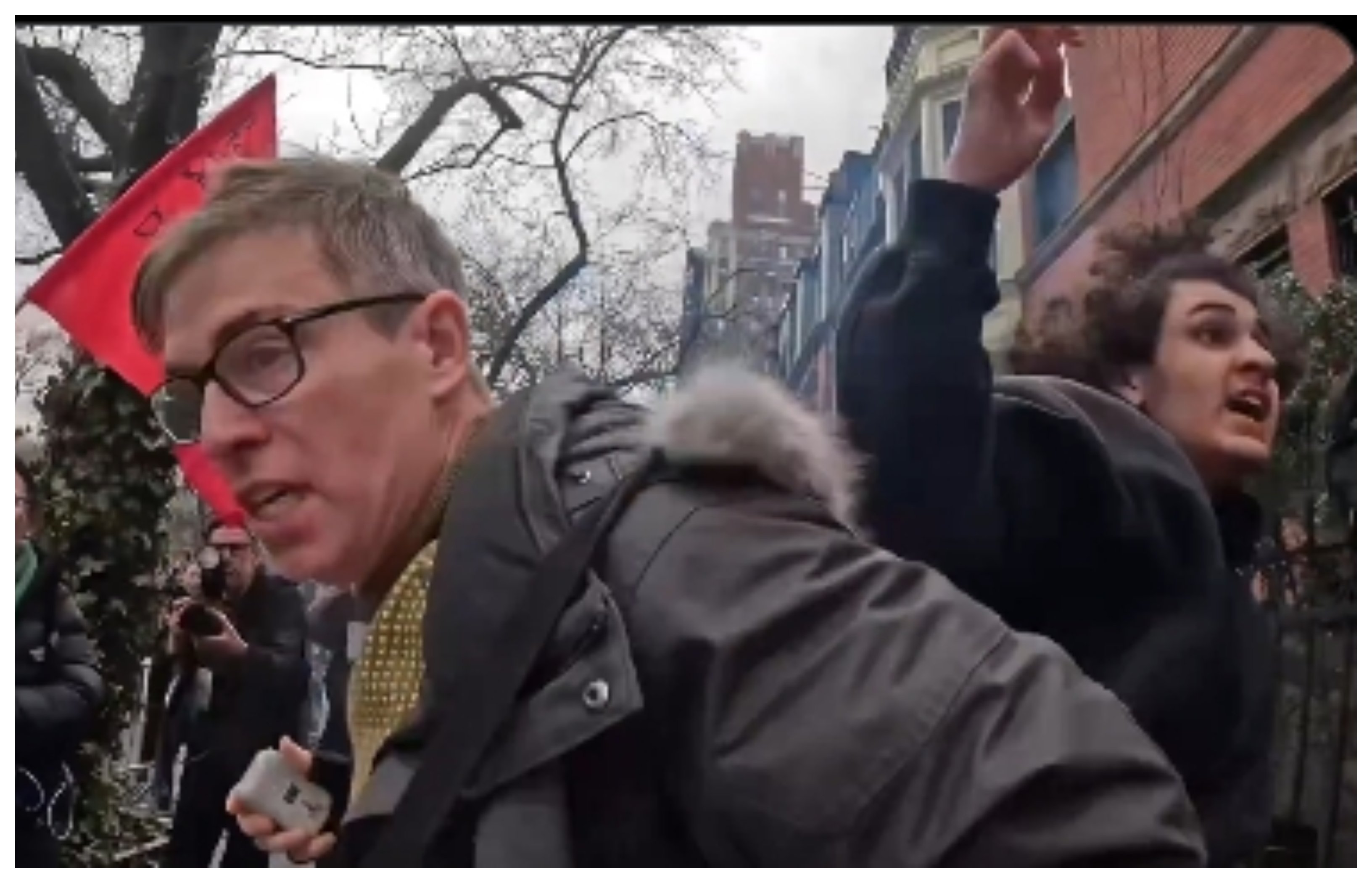 Un izquierdista anda chillando "todos son bienvenidos en Nueva York" cuando un terrorista islámico se apoya en él para lanzar una bomba casera, describe Cristian Campos, el Jefe de Opinión de El Español, en su red X