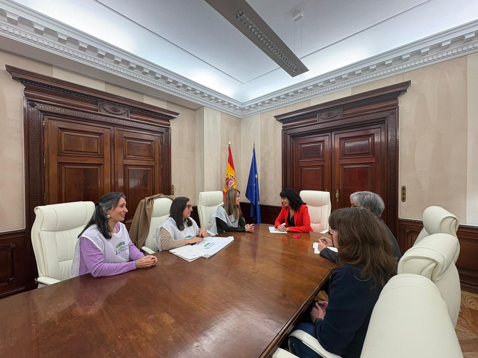 El colectivo 'Mujeres por Almaraz', que forma parte de la plataforma 'Sí a Almaraz, Sí al futuro', logra que le reciba un miembro del Gobierno, tras cuatro plantones: la ministra de Igualdad, Ana Redondo