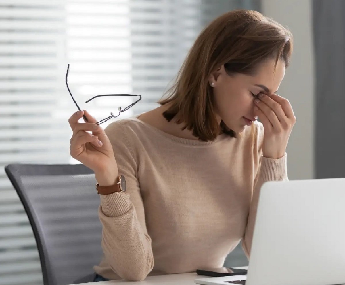 Con el uso prolongado de pantallas, los músculos del enfoque trabajan de forma continua y se fatigan