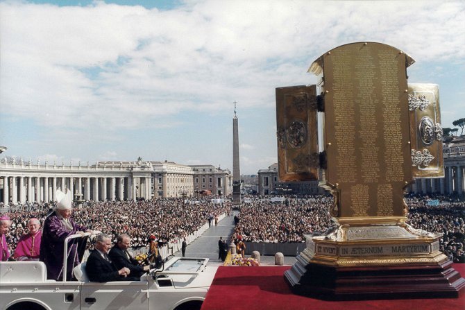 Ceremonia de beatificación del 11 de marzo de 2001. En primer plano el relicario con los nombres de los 233 mártires beatificados