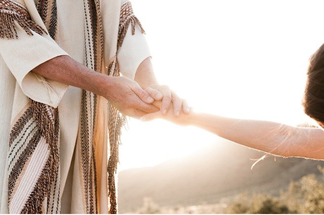 Y, desde luego, desde Cristo, tanto la dignidad ontológica como la de ejercicio se subliman