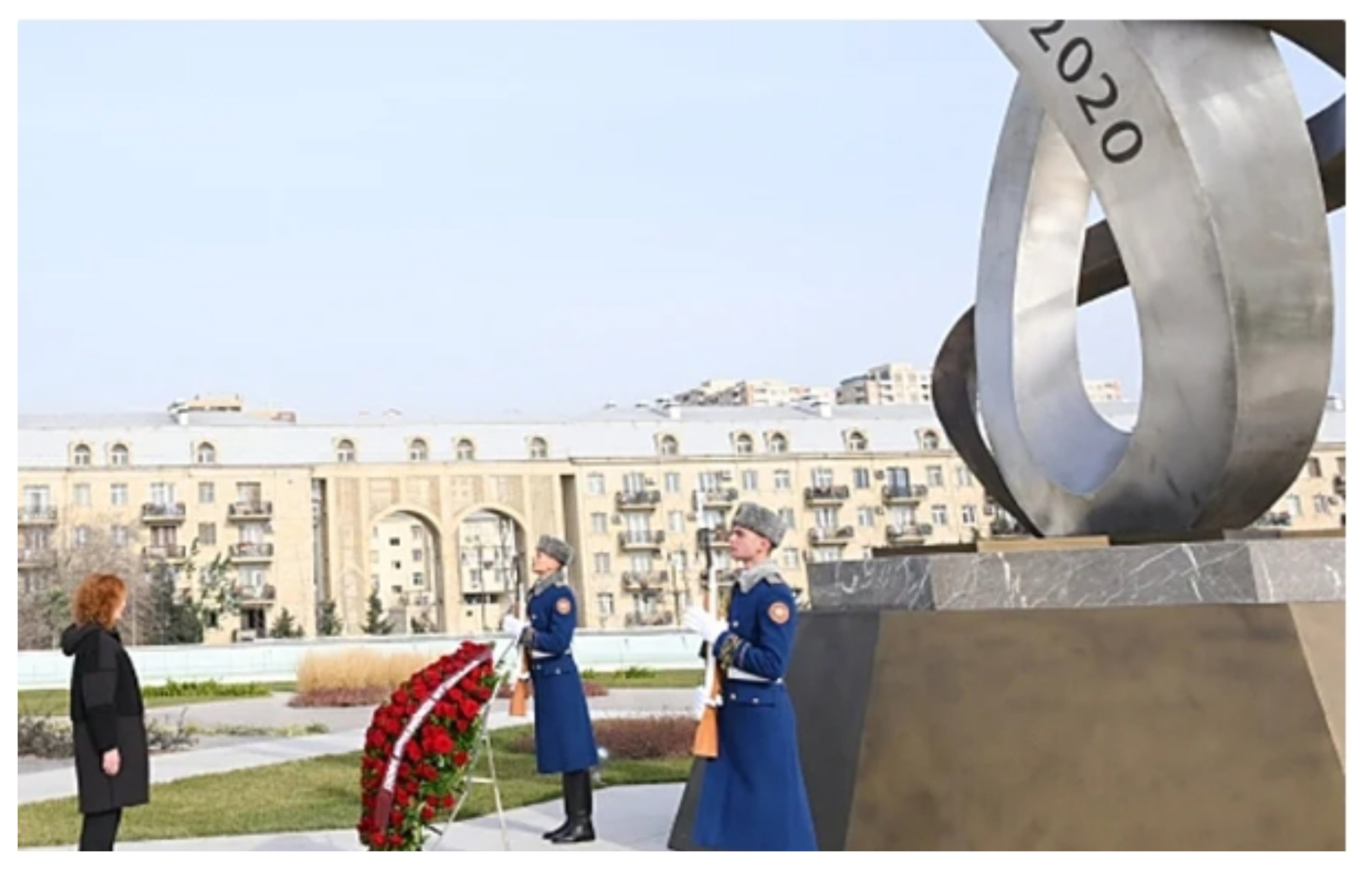 La presidenta del Congreso, Francina Armengol, durante su ofrenda floral ante el Monumento de la Victoria