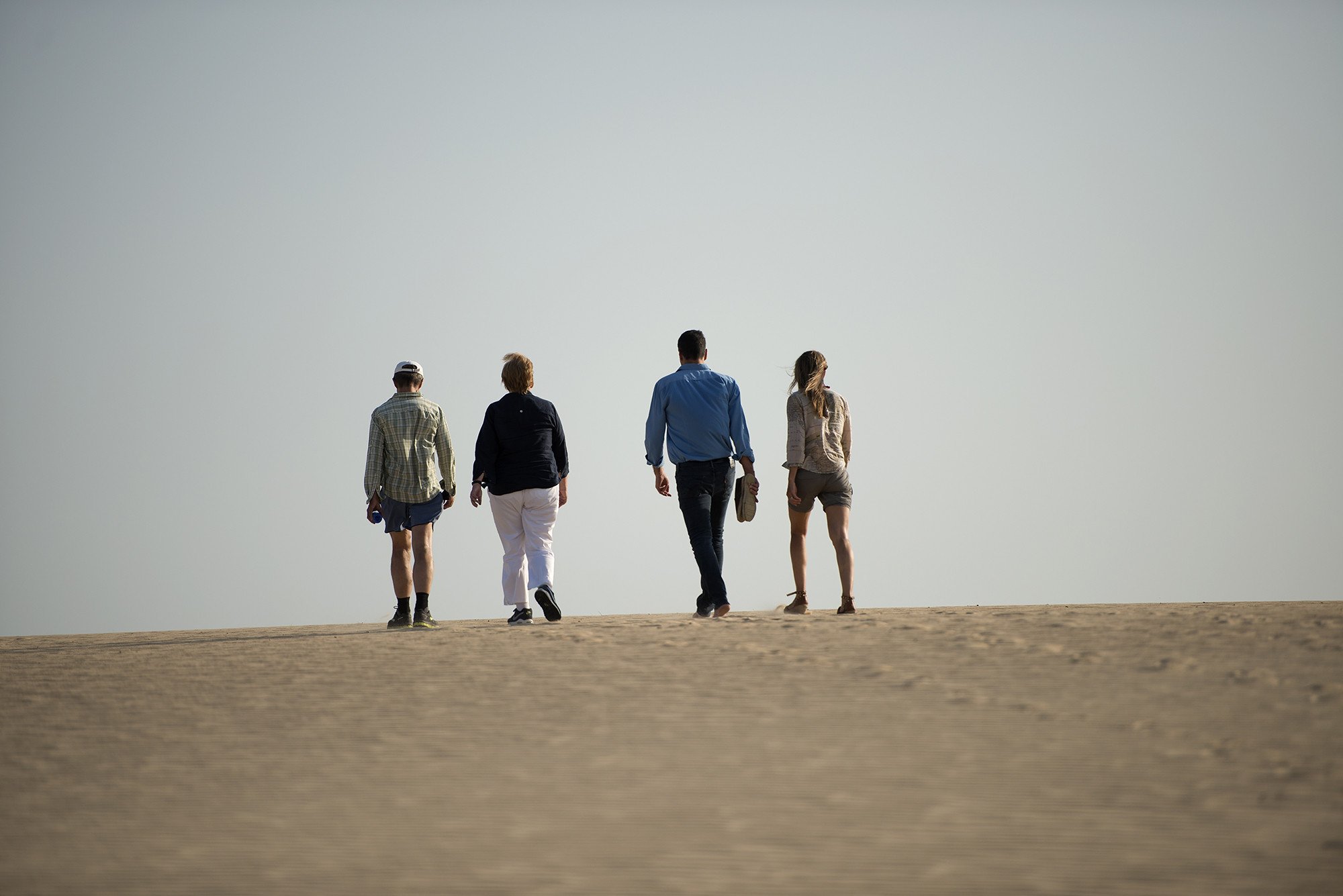 Pedro Sánchez y su mujer Begoña Gómez pasean por una playa