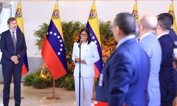 Gonzalo Antonio Carrillo, responsable de Repsol en Venezuela, y Delcy Rodríguez