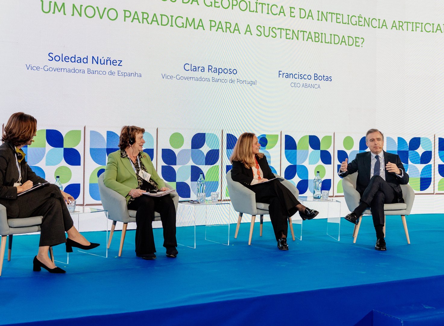 De izquierda a derecha: Alejandra Kindelán, presidenta de la AEB; Soledad Núñez, vicegobernadora del BdE; Clara Raposo, vicegobernadora del Banco de Portugal, y Francisco Botas, consejero delegado de Abanca