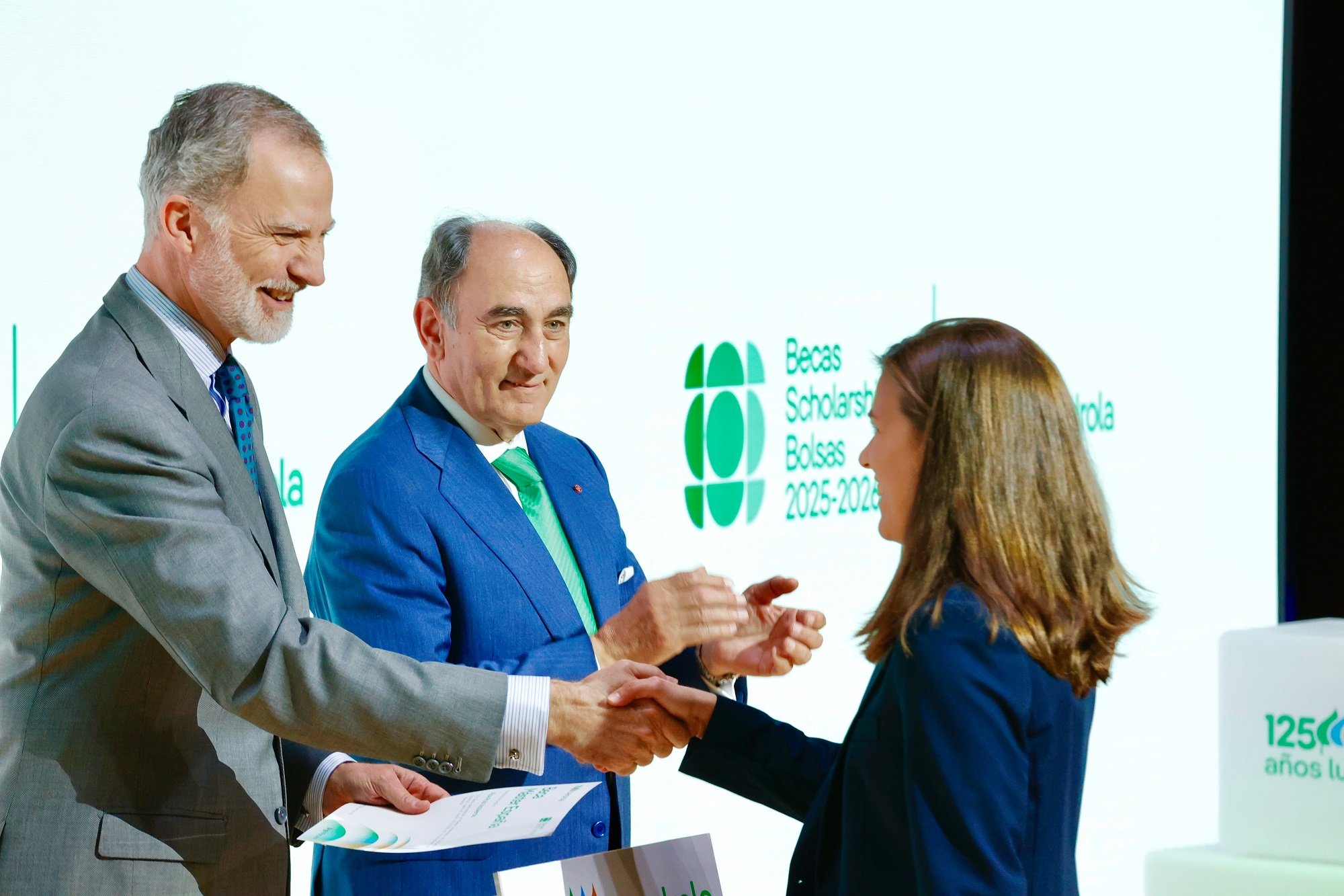 El Rey e Ignacio S. Galán han entregado las becas de Iberdrola de este año, un acto al que ha acudido el ministro Óscar López