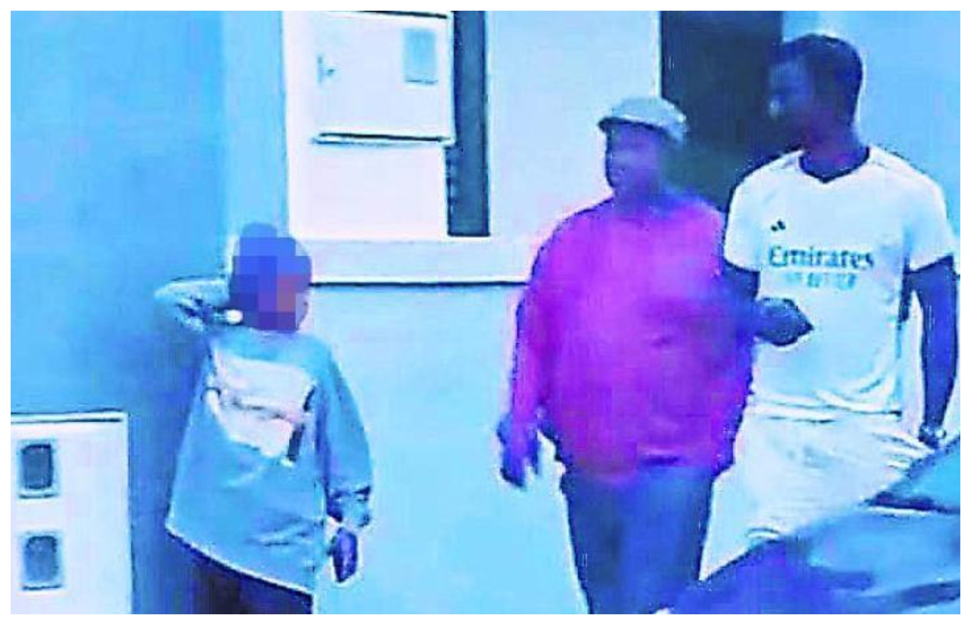 Una inmigrante ilegal se hace pasar por mena (en la foto acompañada de dos hombres), para sacar niñas de los centros de menores y prostituirlas en Francia