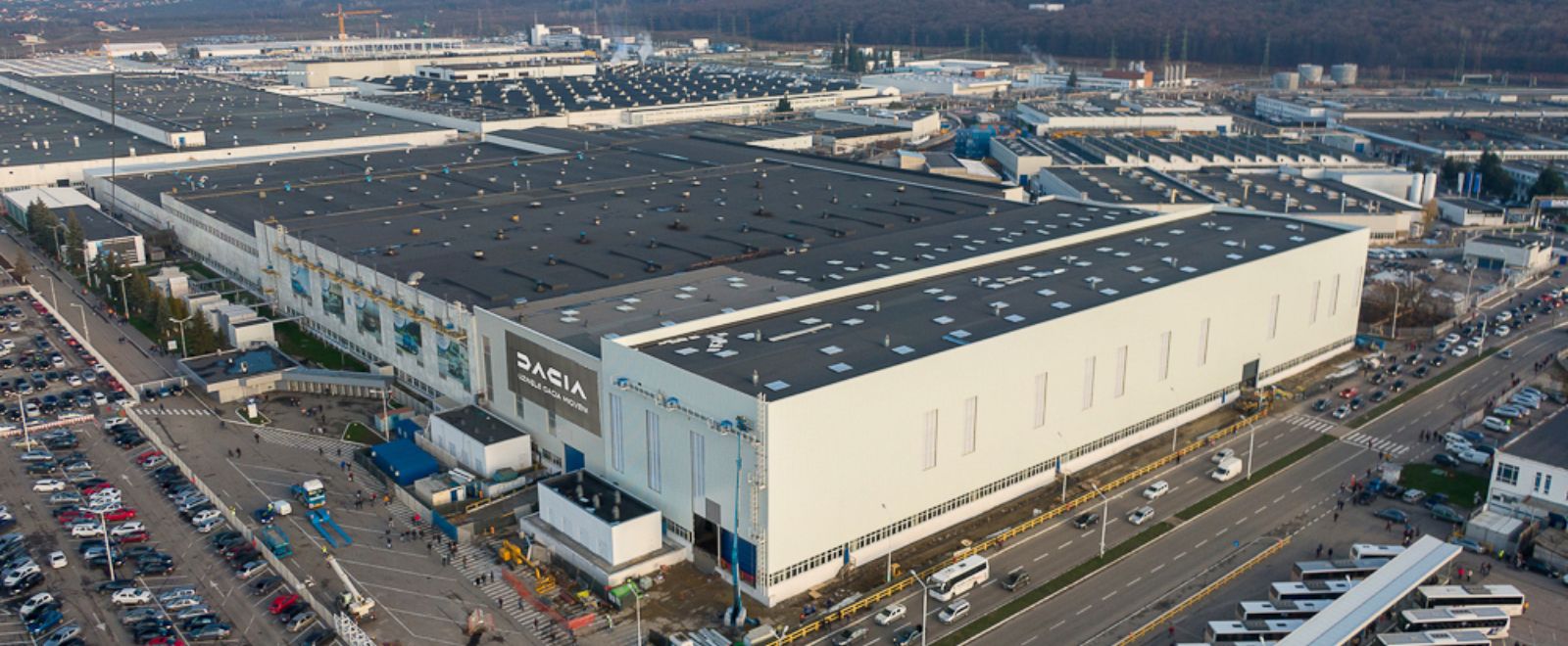 La marca rumana Dacia, perteneciente al grupo francés Renault, despedirá a más de 1.200 trabajadores de la planta de Mioveni... ante la caída de producción y la inestabilidad fiscal