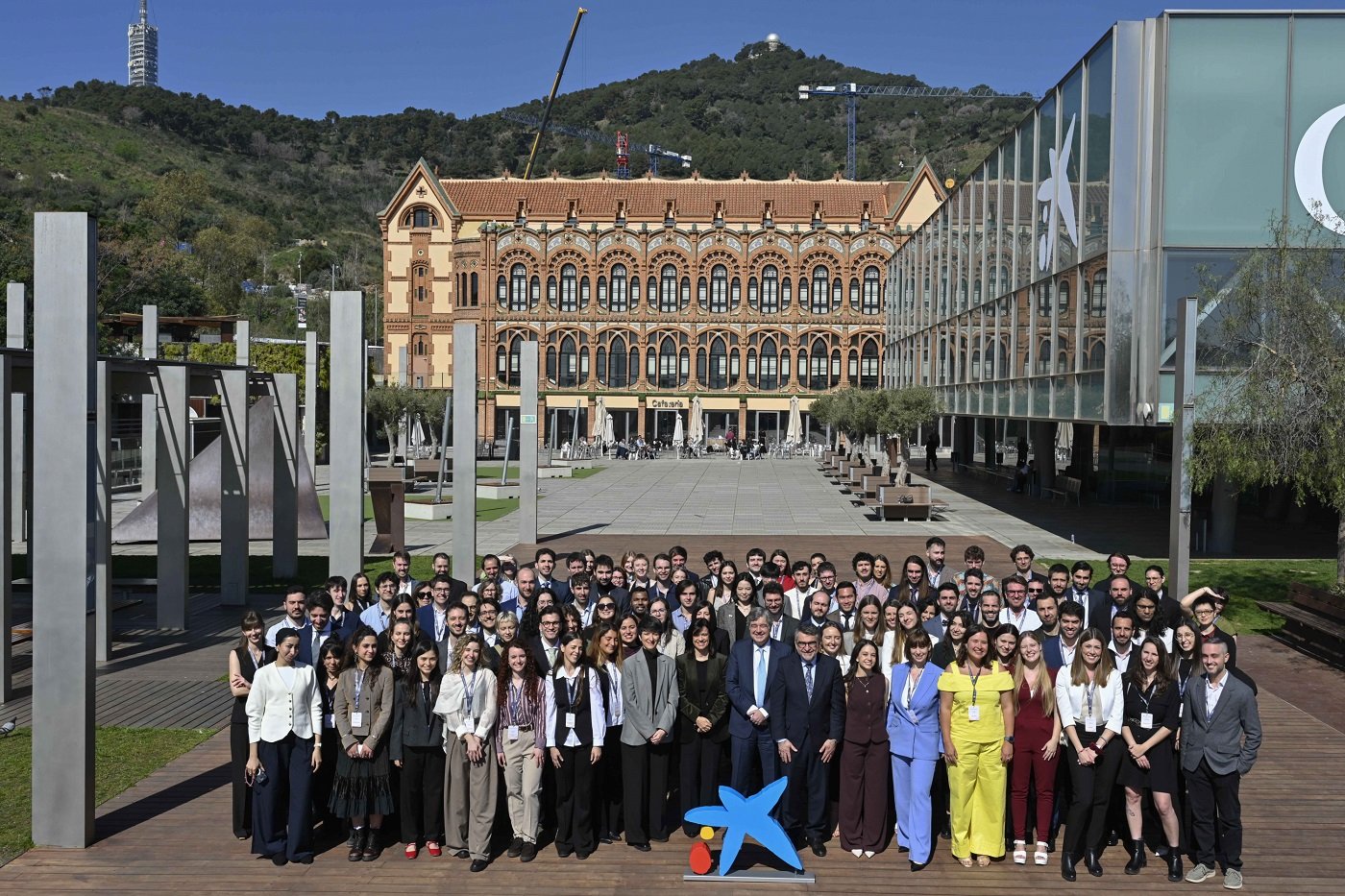 Foto de familia en el acto de entrega de becas de doctorado y posdoctorado de la Fundación ”la Caixa”, celebrado en el Museo de la Ciencia CosmoCaixa