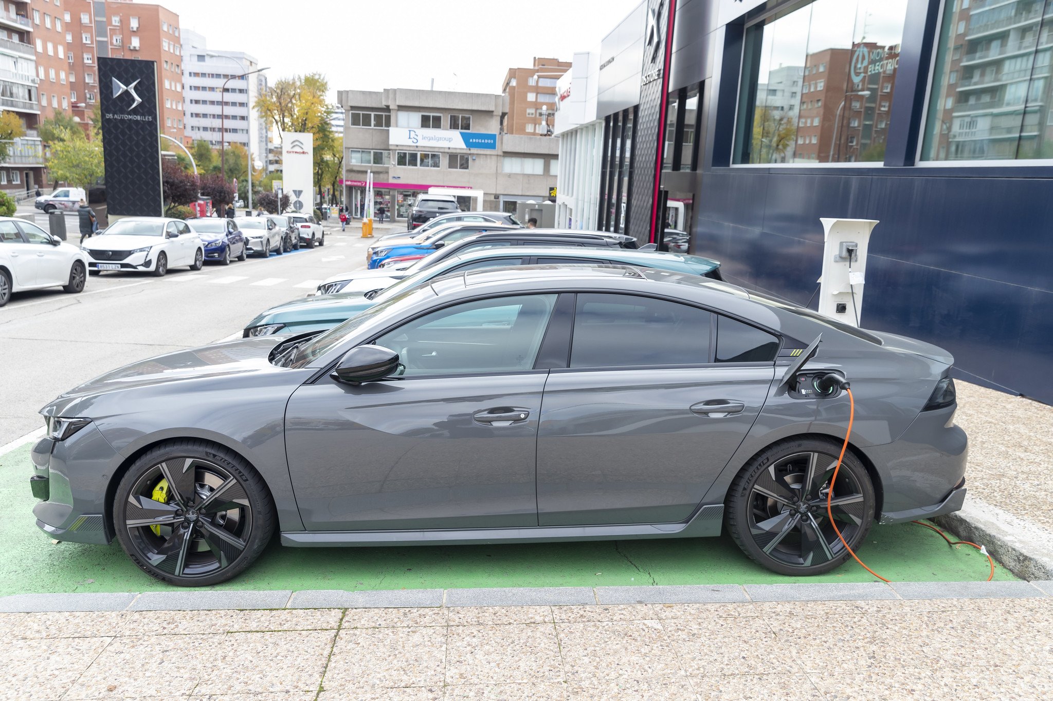 El vehículo eléctrico sigue sin triunfar en España: le ganan los de diésel, gasolina e híbridos / Foto: Pablo Moreno