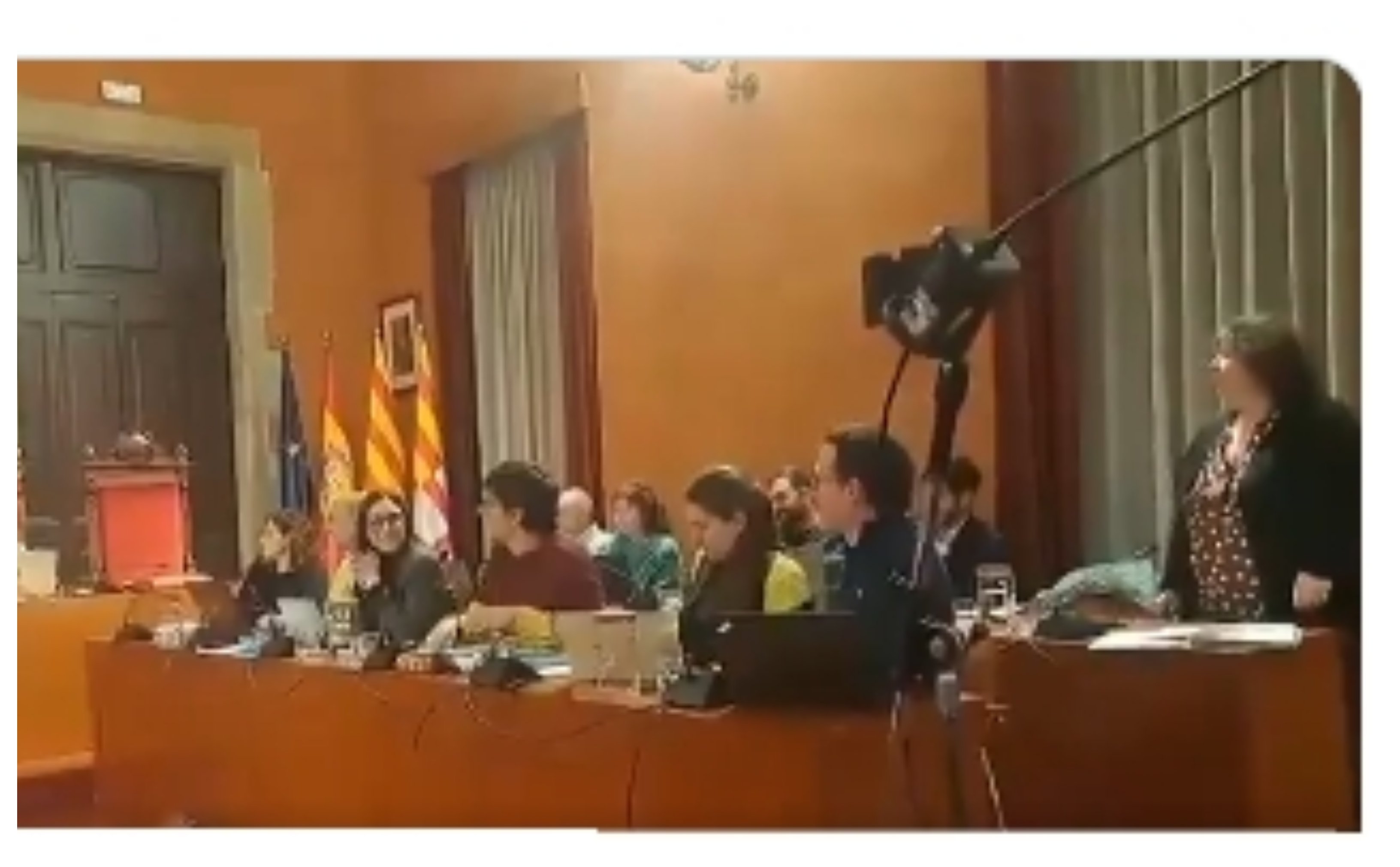 Una concejala de Vox en el Ayuntamiento de Manresa, expulsada por el alcalde (ERC) por recordar que los menores tienen que estar con sus padres