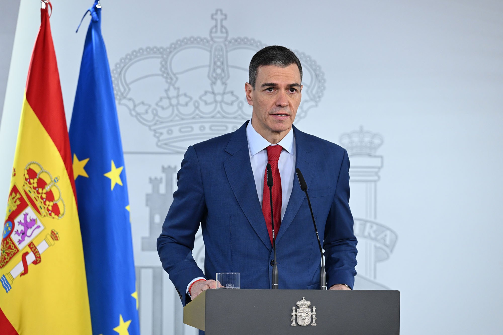 Con más de dos horas de retraso, Sánchez presenta las medidas anticrisis por la guerra de Irán y quita hierro a las últimas divergencias con Sumar hablando de "diálogo"