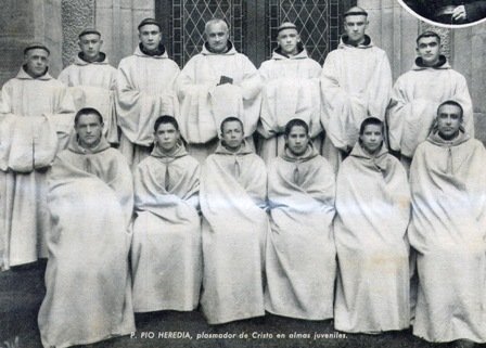 En el centro de la fila del fondo, el beato Pío Heredia con un grupo de novicios cistercienses del monasterio de Viaceli En el centro de la fila del fondo, el beato Pío Heredia con un grupo de novicios cistercienses del monasterio de Viaceli