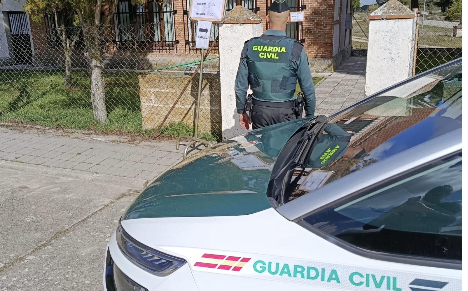 Al volver a pasar se percataron de que la puerta presentaba signos de haber sido forzada. Ante la sospecha, avisaron al dueño del inmueble, quien se personó en el lugar con los agentes de la Guardia Civil