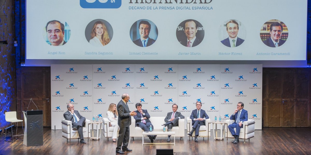 Eulogio López presentó a los ponentes (de derecha a izquierda): Antonio Garamendi, Héctor Flórez, Javier Marín, Ismael Clemente, Sandra Segimón y Ángel Ron