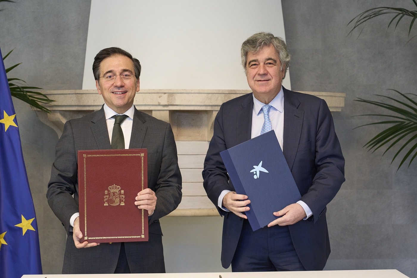 El ministro de Asuntos Exteriores, Unión Europea y Cooperación, José Manuel Albares, y el director general de la Fundación ”la Caixa”, Josep Maria Coronas.