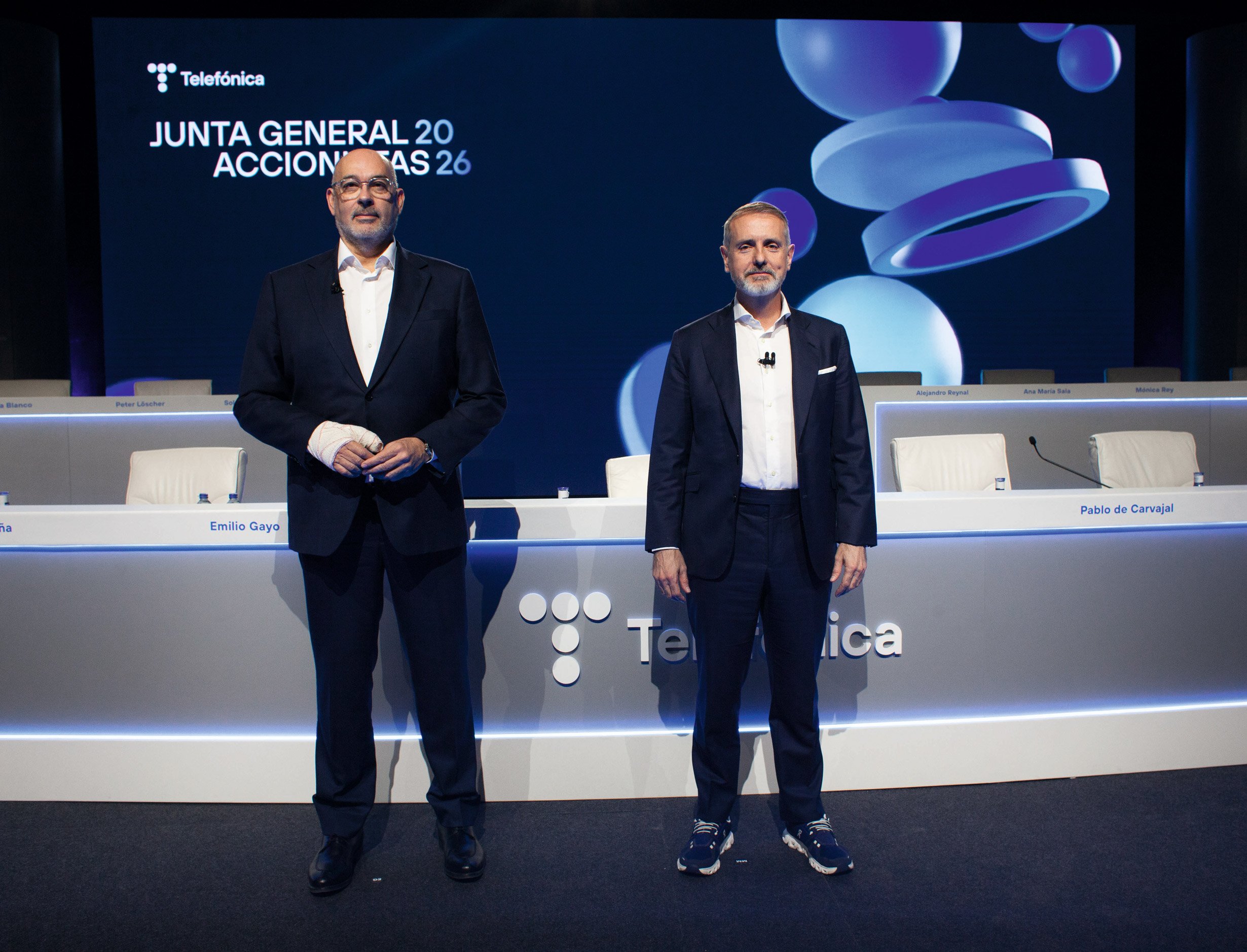 El consejero delegado, Emilio Gayo y el presidente ejecutivo, Marc Murtra, antes de comenzar la Junta... y con zapatillas